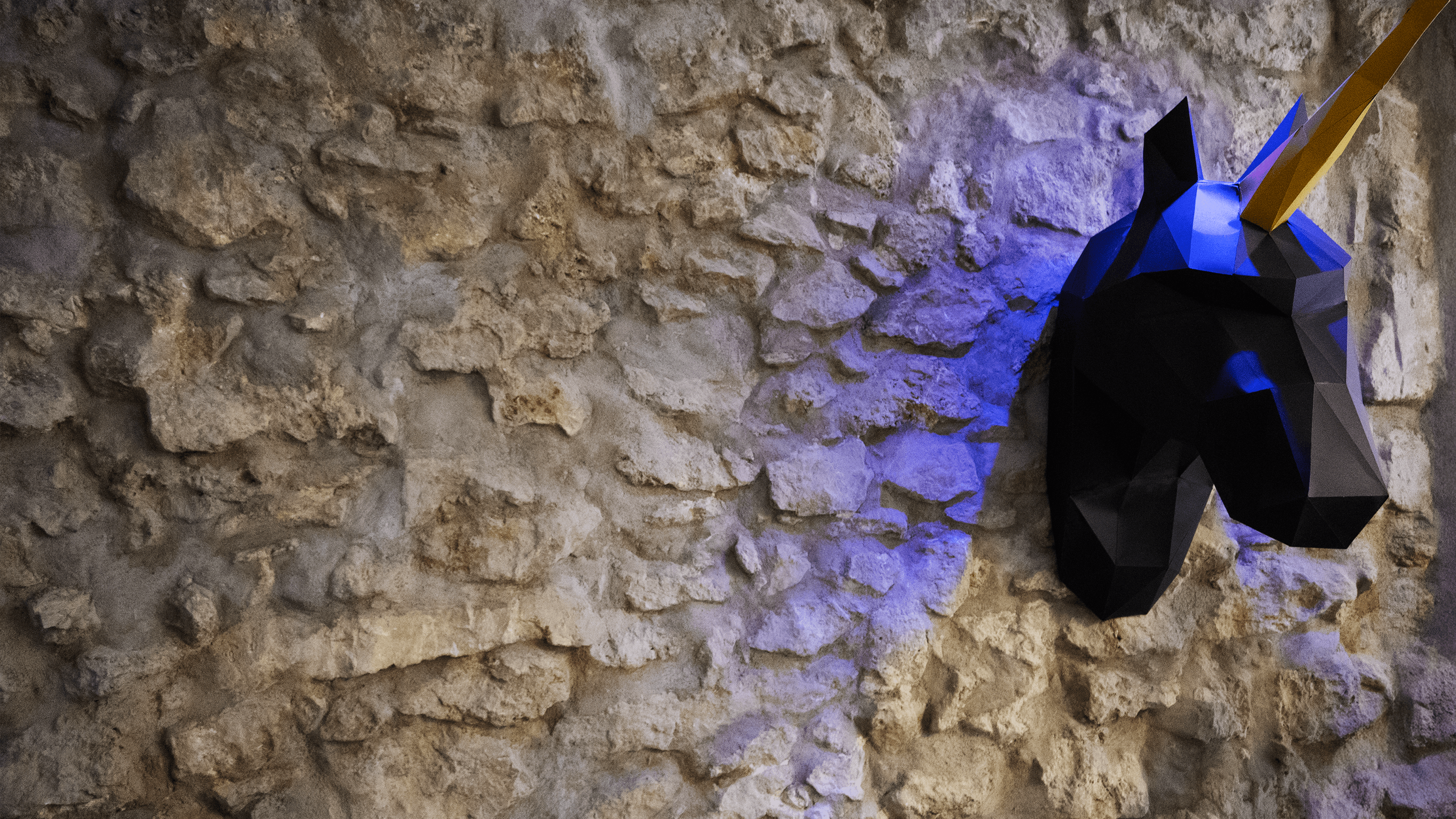 evidentmedia Einhorn an der Bruchsteinwand